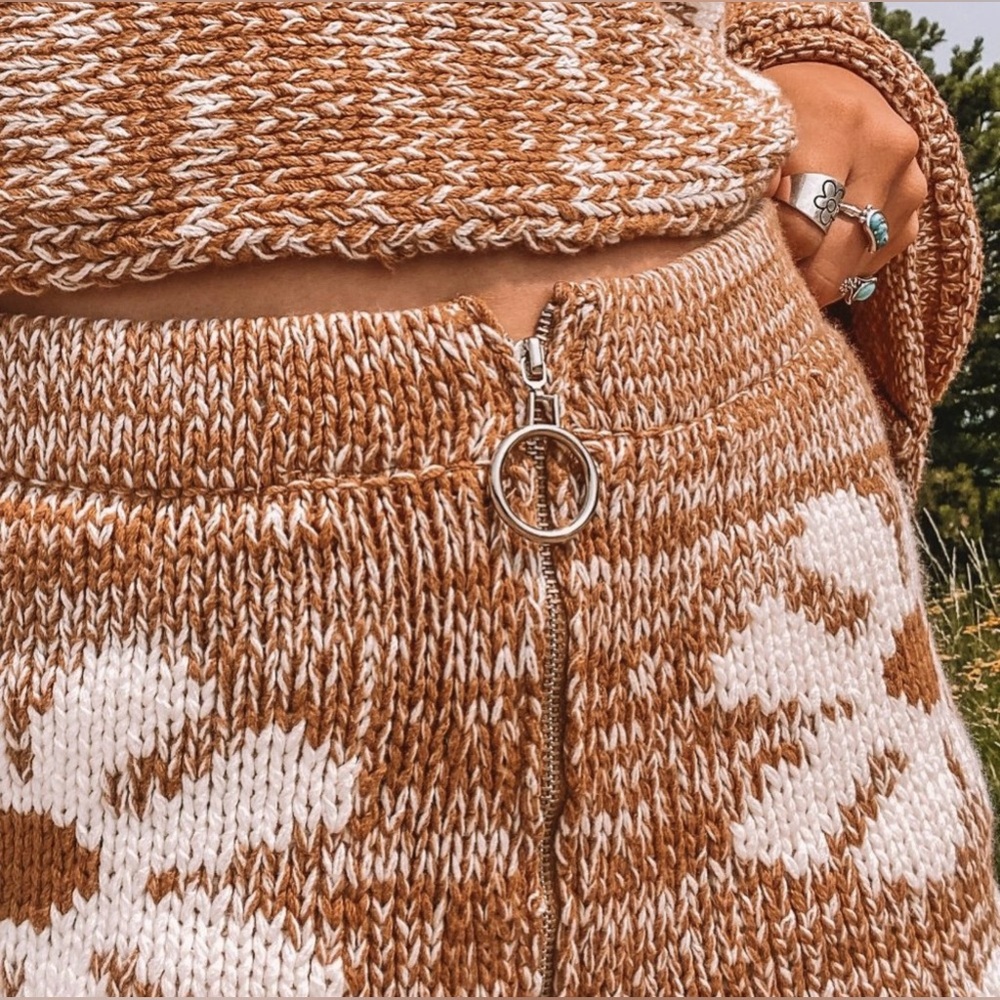 STORIA FLORAL SWEATER SET (BLACK/WHITE) - Picture 6 of 16